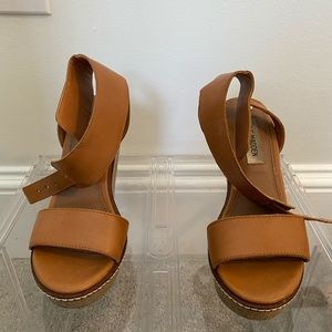 Steve Madden camel wedges